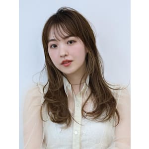 軽やかに揺れる透け感ロング