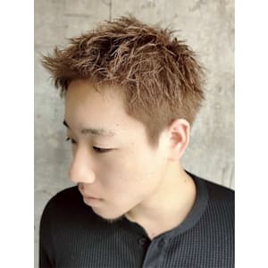 スパイキーショート　刈り上げ　ブリーチカラー　ベージュ