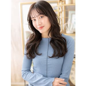 ゆるふわ波巻きウェーブ黒髪小顔ウェットヘア　くすみベージュ