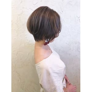 【Flor】グレージュハイライト×リバーサイドショート