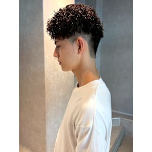 ツイストパーマ 束感 アップバング センターパート 20代