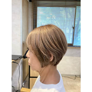 ショート×白髪ハイトーン