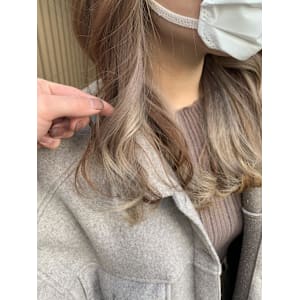 インナーカラー　グレーベージュ　イヤーカラー