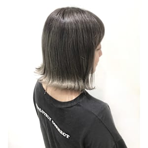 グレーアッシュの切りっぱなしボブ