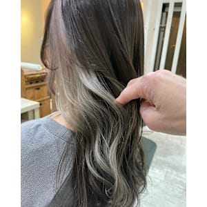 グレージュ×グレーシルバーインナーカラー