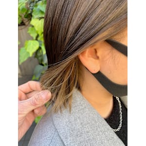 イヤリングカラー　ベージュ　切りっぱなしボブ