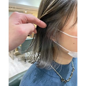 グレー　インナーカラー/イヤリングカラー　外はねボブ