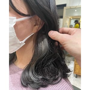 インナーカラー　グレーシルバー　ウェーブ巻き