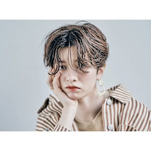 人気スタイル　センターパート　ハンサムショート