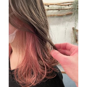 ピンクベージュ　インナーカラー　イヤリングカラー