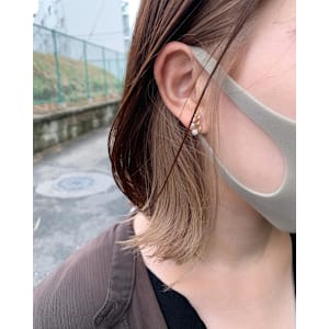 ミルクティーベージュ　イヤリングカラー　外はねボブ