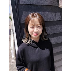 インナーカラーが引き立つレイヤーカット