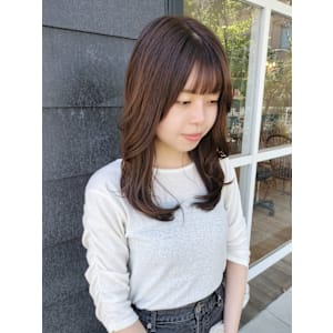 前髪を下ろしてかわいい雰囲気に。