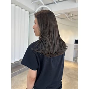 赤みを抑えるオリーブグレージュ