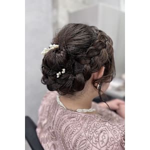 編み込み×シニヨンの上品アップスタイル