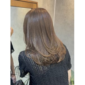 ○赤みを抑えた透明感たっぷり！ベージュカラー