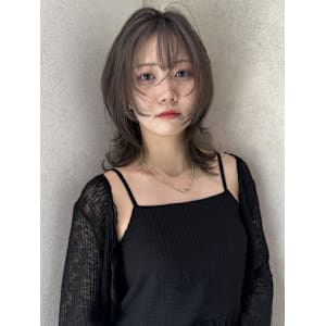 シルキーミルクティーベージュ　レイヤー 前髪　ウルフ　外ハネ