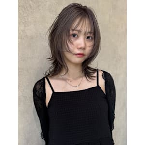 シルキーミルクティーベージュ　レイヤー 前髪　ウルフ　外ハネ