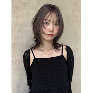 シルキーミルクティーベージュ　レイヤー 前髪　ウルフ　外ハネ