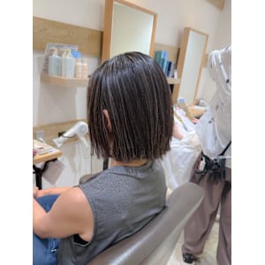 白髪ぼかし細めハイライト30代40代50代セミディ - Mira by KENJE【ミラバイケンジ】掲載中