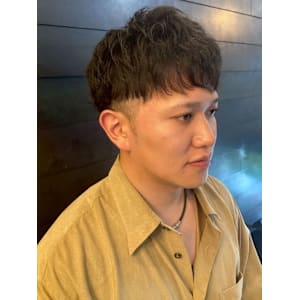 マッシュ ナチュラルパーマ ツーブロック 前髪あり 20代