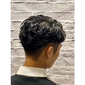 気分上々！パーマで飾るビジネスマン