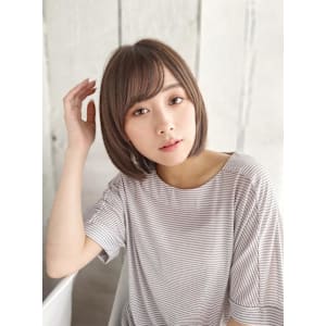 柔らかベージュのふんわりボブ