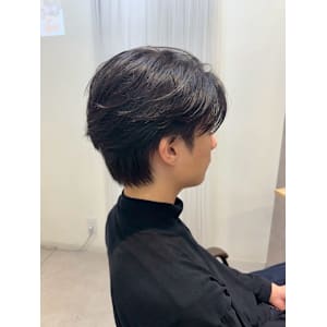 センターパートミディアムヘアー