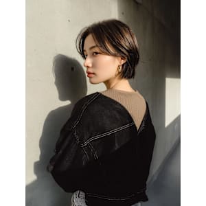 大人の色気引き立つショートボブ