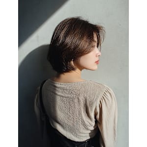 ふんわりレイヤーで魅せる上品ショート　