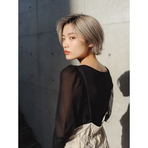 ハイトーンで魅せる洗練マッシュショート　