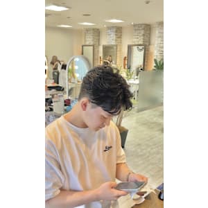 メンズツーブロセンターパートフェザーパーマ