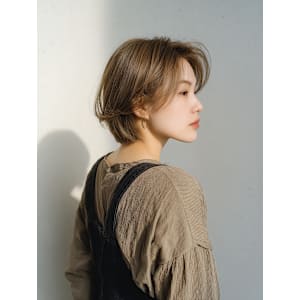 大人抜け感ベージュカラーショート　