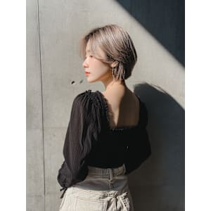 シアーグレージュの抜け感ミニボブ 