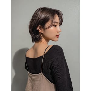 透明感ブラウンの大人ショートボブ