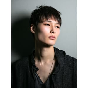 エッジ効かせた束感ショート×タイトシルエット　