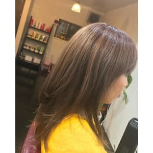 ロングヘアーのハイライトカラースタイル