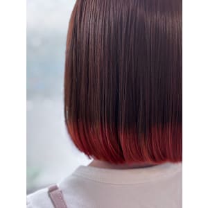 さりげない赤が大人可愛い◎毛先レッドの艶ボブ