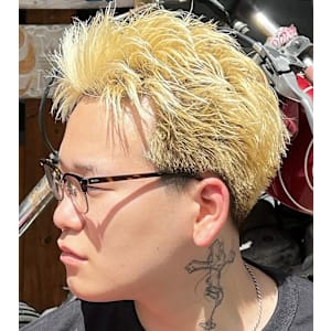 金髪スパイキーショート