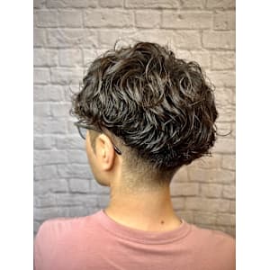 後ろ姿から決まる。カーリーパーマ