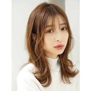 抜け感レイヤーで作る、軽やかミィディアムスタイル