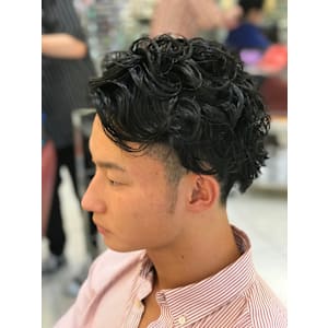 大人のメンズパーマ七三分けソフトツイスト無造作束感黒髪