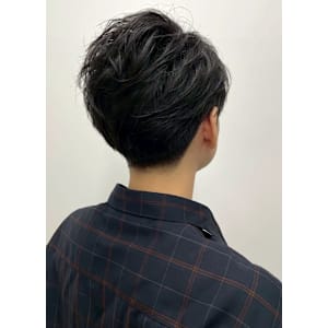 黒髪ショート 束感 毛流れパーマ ビジネス 刈り上げ 20代