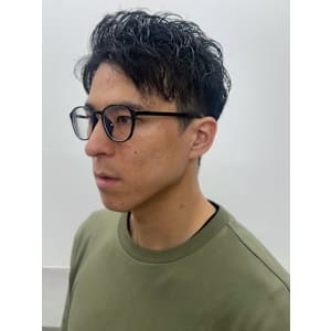 束感ショート ツーブロック ナチュラルパーマ 黒髪 ビジネス