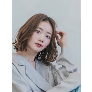 センターパートツヤ髪ニュアンスパーマ小顔似合わせ大人可愛い