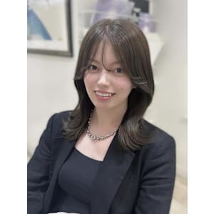 くびれヘア ミディアム レイヤーカット アッシュベージュ