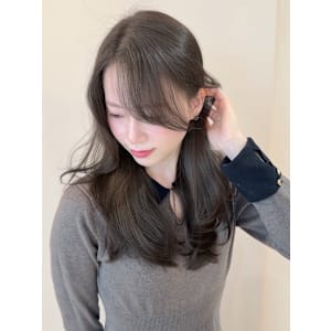 オリーブグレージュ 透明感カラー 顔周りカット 韓国レイヤー