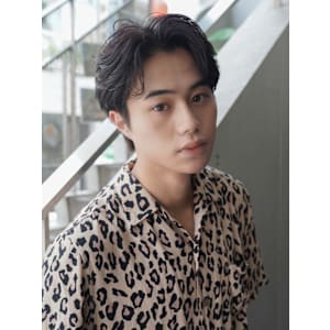 スーツ短髪ツーブロック束感モテる黒髪シークレットパーマ流行