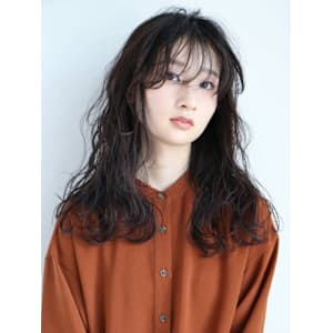 黒髪 顔周りカット ウェーブヘア 波巻きパーマ 艶髪 20代