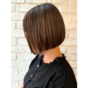 ブラウンベージュ ボブ 切りっぱなしボブ ブリーチ 艶髪